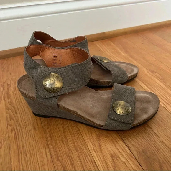 Taos Women’s Carousel 2 Grey Strappy Suede Wedge Sandals Women’s Size 9-9.5 - Picture 4 of 10